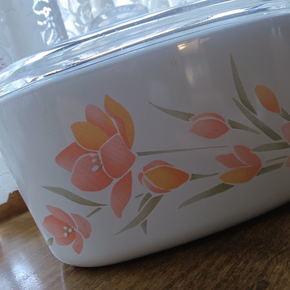 Corning 3 Quart casserole dish W/ Lid- Peach Floral